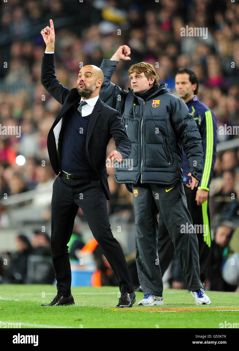 Fußball - UEFA Champions League - Viertelfinale - zweite Etappe - Barcelona / AC Mailand - Camp Nou. Barcelonas Cheftrainer Josep Guardiola (links) und Assistant Manager Tito Vilanova (rechts) stehen wild auf der Touchline Stockfoto