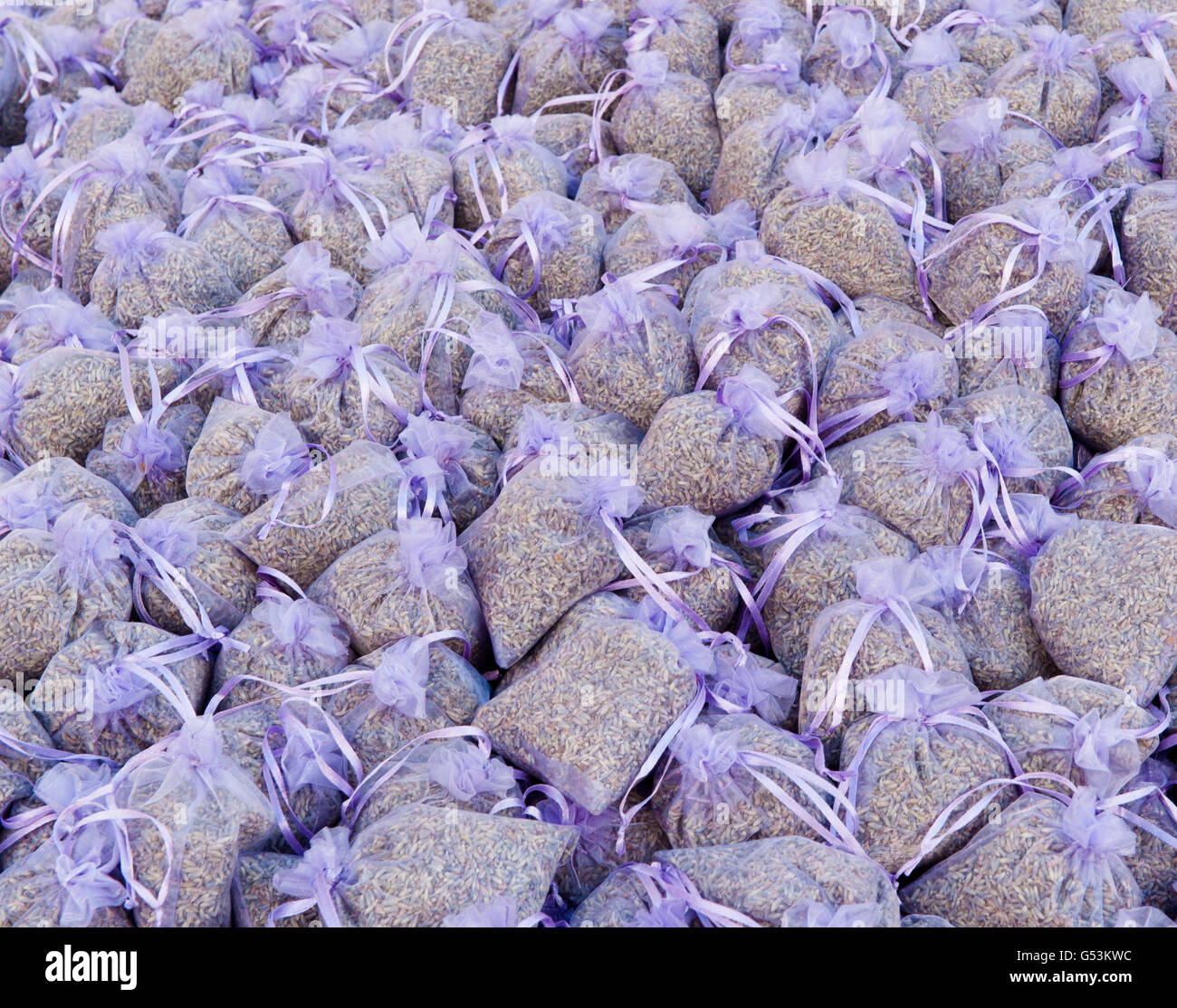 Frisch geernteter Lavendel verkauft in kleine lila Taschen auf dem Markt in Gruissan, Languedoc, Südfrankreich Stockfoto
