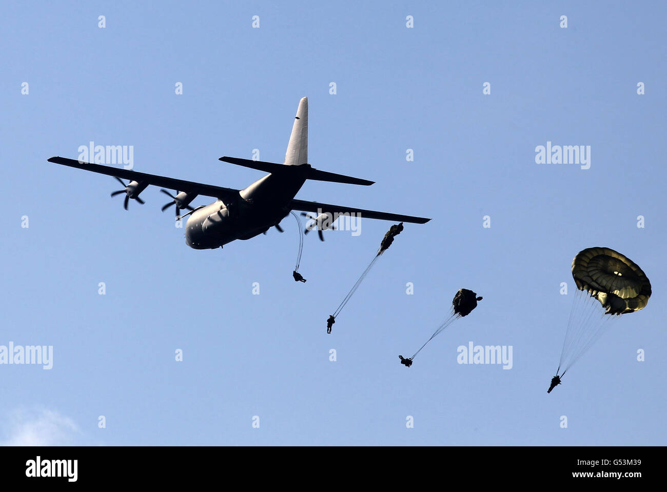 Soldaten der 16 Air Assault Brigade Fallschirm von einem C130 Hercules, wie sie an einer schnellen Landung Operation auf dem West Freugh Airfield in der Nähe von Stranraer, Teil der Übung Joint Warrior, die Kriegsschiffe, U-Boote und Flugzeuge an die Westküste von Schottland für eine zweiwöchige Trainingsübung nehmen. DRÜCKEN Sie VERBANDSFOTO. Bilddatum, Montag, 16. April 2012. Die Übung wird zweimal jährlich durchgeführt, um Kräfte aus Großbritannien, den USA, Dänemark, Norwegen, Frankreich, Kanada, Deutschland und den Niederlanden auf Veranstaltungen und aktiven Dienst vorzubereiten. Siehe PA Geschichte VERTEIDIGUNG Übung. Bildnachweis sollte lauten: Andrew Stockfoto