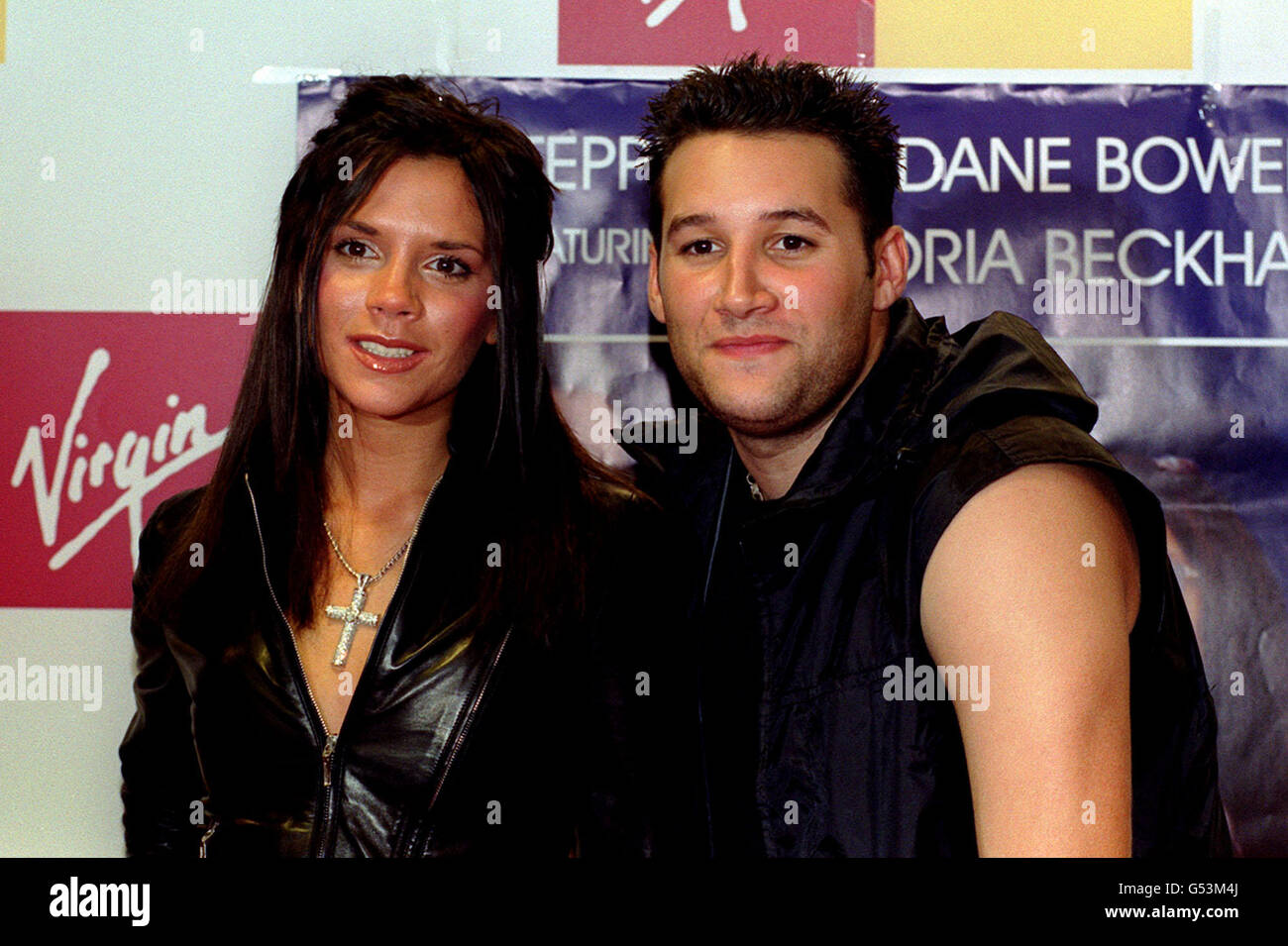 Victoria Beckham Posh Spice Von Der Madchenband The Spice Girls Und Dane Bowers Von Der Boyband Another Level Bei Der Unterzeichnung Ihres Neuen Schallplattennamens Out Of Your Mind Im Virgin Megastore Piccadilly