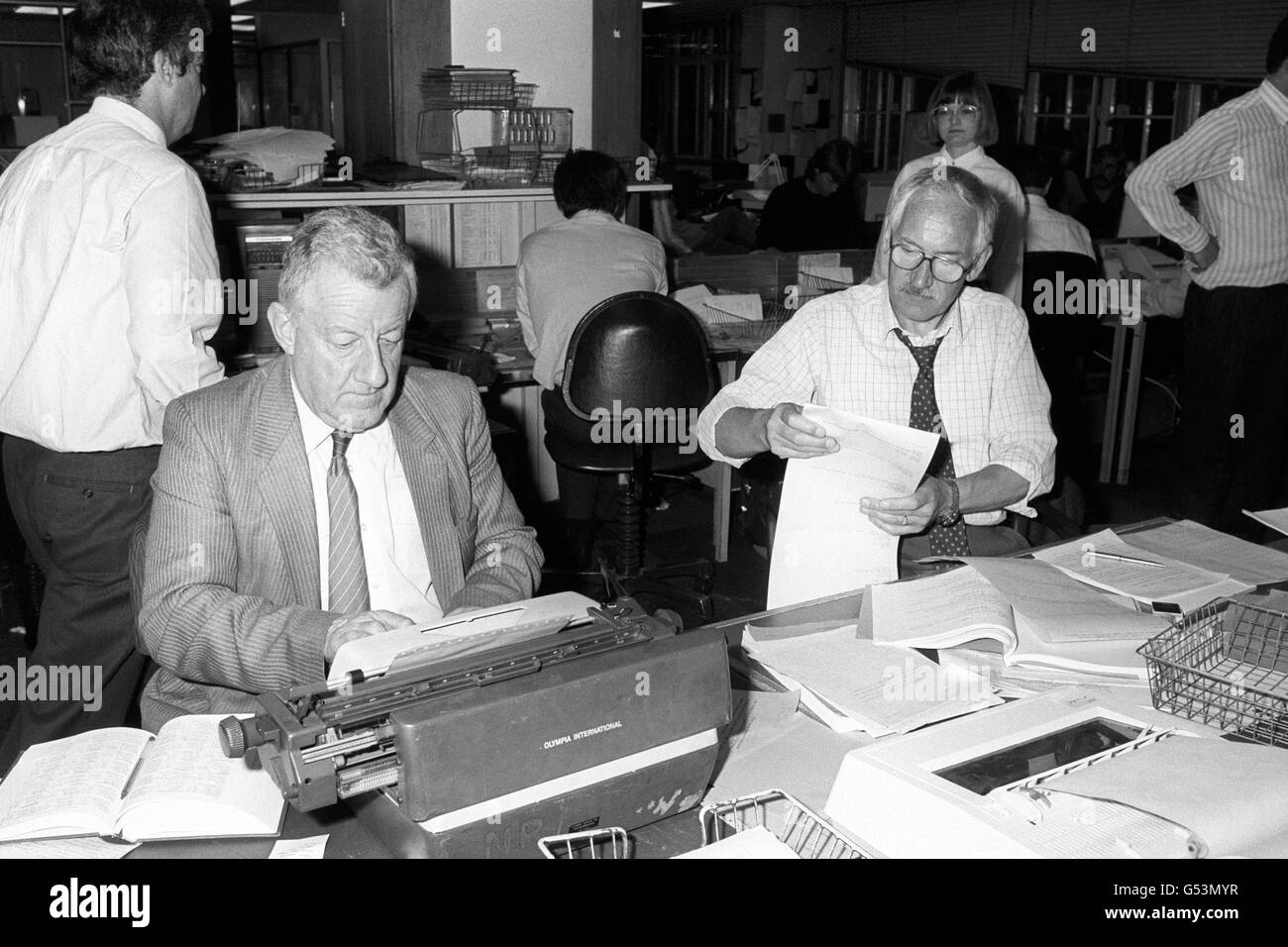 Chris Moncrieff (links), leitender politischer Reporter der PA, arbeitet im Büro der PA Fleet Street mit dem Associate Editor Reg Evans (rechts) am Wahlabend. Stockfoto