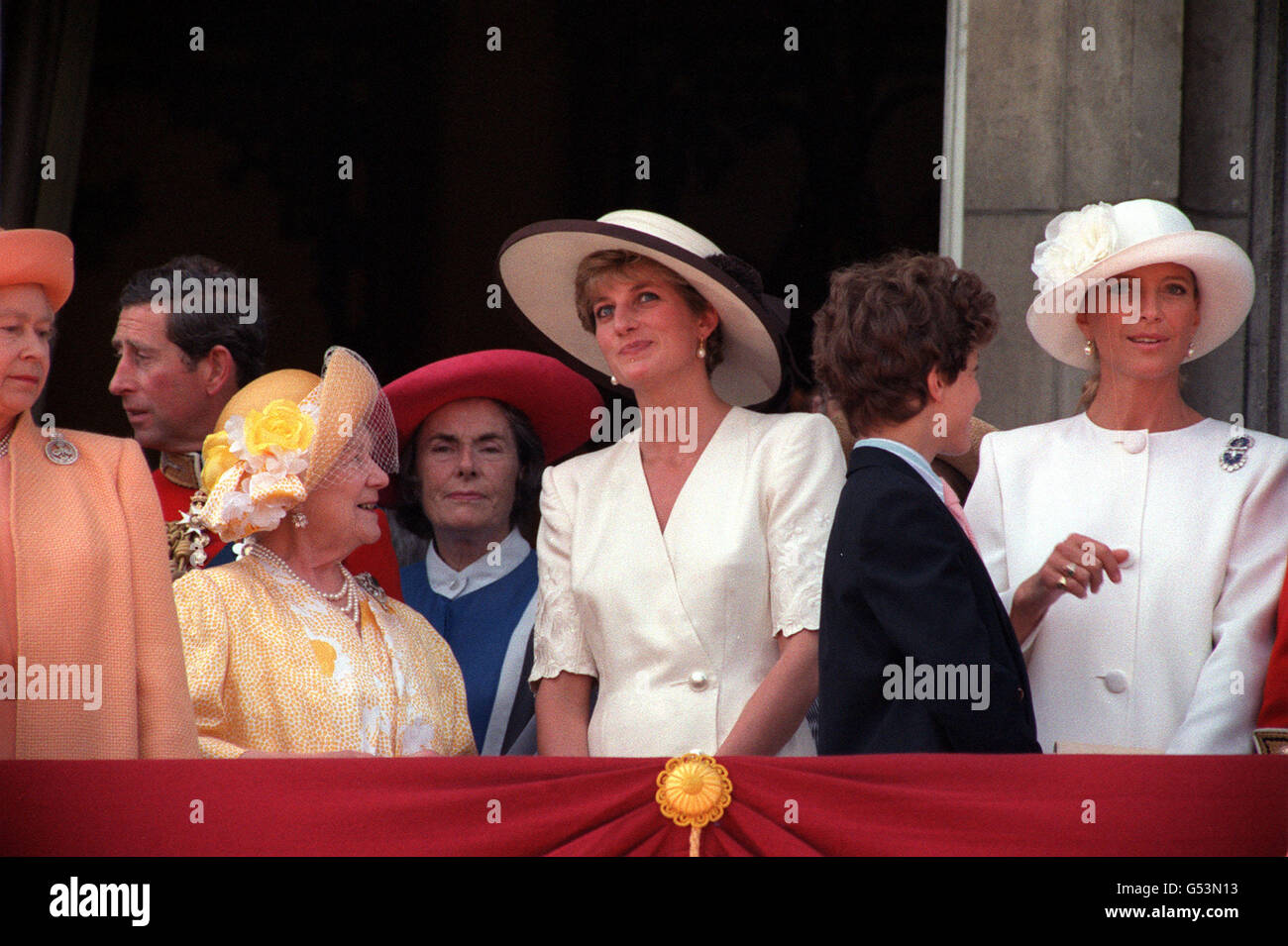 1992: Die Queen Mother (3. L) spricht mit der Prinzessin von Wales auf dem Balkon des Buckingham Palace nach der Trooping the Colour Ceremony in London. Ebenfalls zu sehen sind (l-r) die Königin, der Prinz von Wales, Lady Brabourne, Frederick Windsor und Prinzessin Michael von Kent. Stockfoto