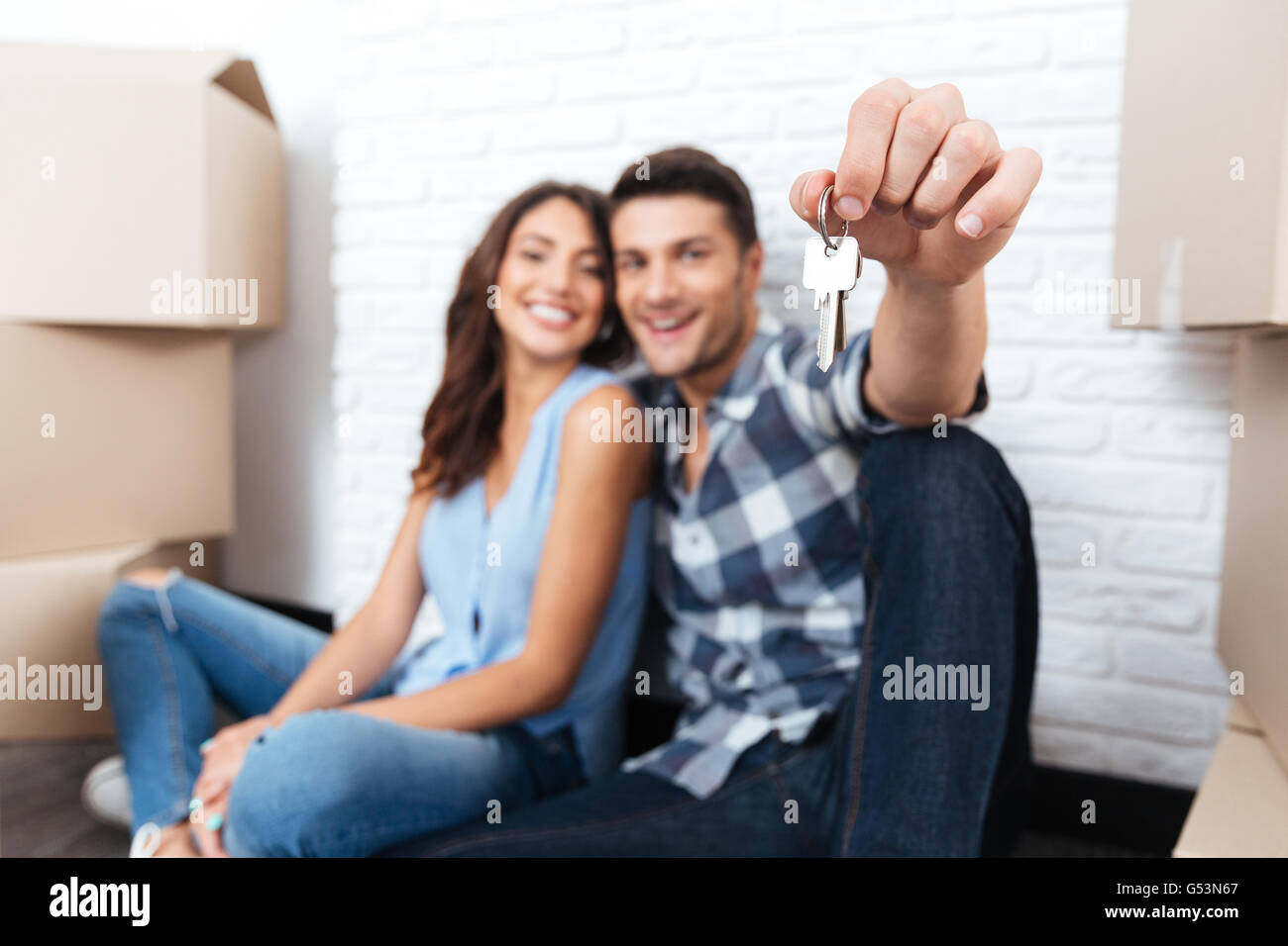 Junge Ehepaare mit Boxen und flachen Tasten Stockfoto