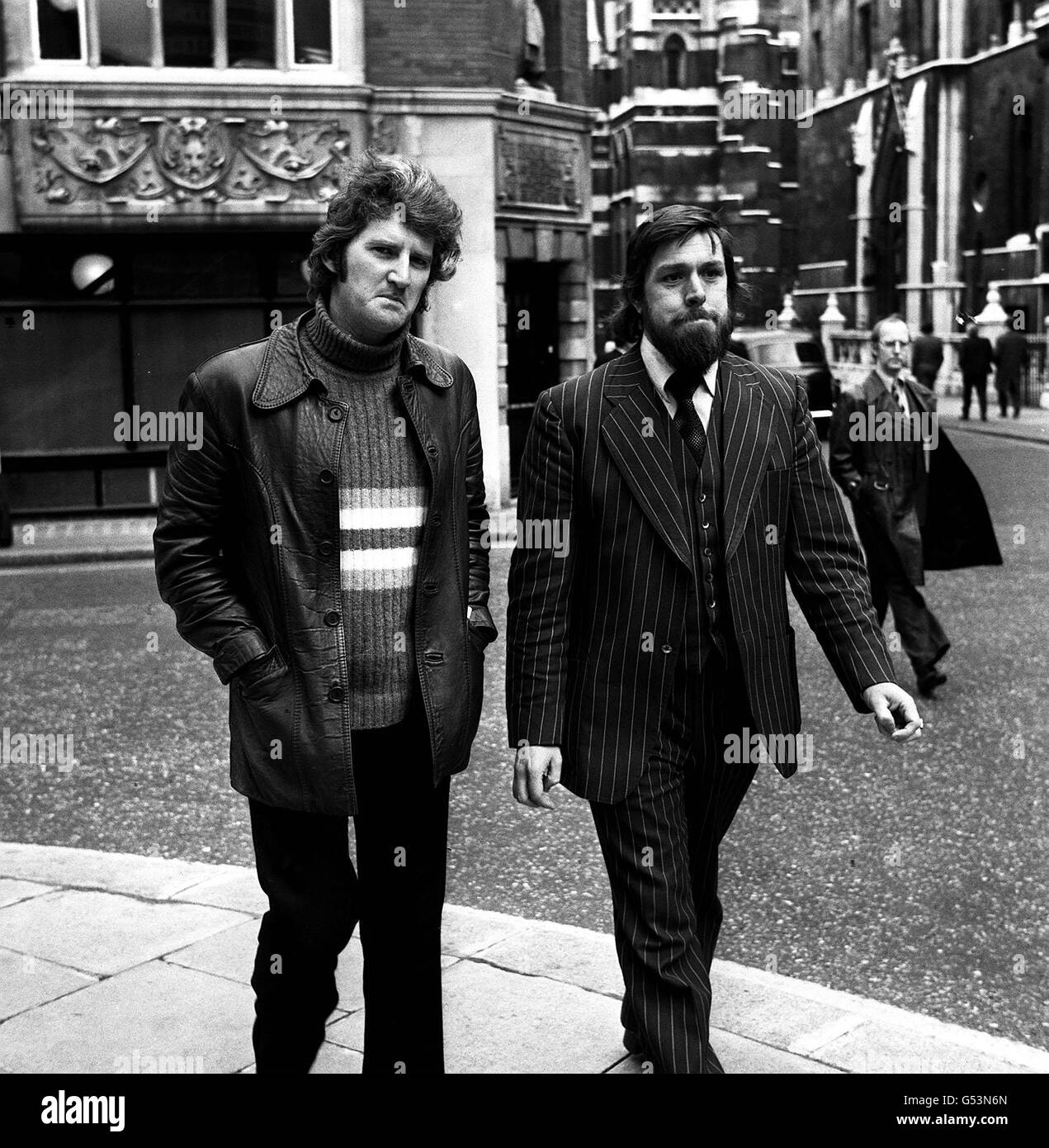 Dennis Warren , 36, (links) von Henllan, Denbigh und Eric Tomlinson, 34 von Wrexham, Anführer einer "fliegenden Säule" von Streikposten während des nationalen Baustreiks von 1972, dessen Berufungen gegen Verurteilung und Strafen von drei Jahren bzw. zwei Jahren vom Berufungsgericht in London abgewiesen wurden. Sie wurden im vergangenen Dezember wegen Verschwörung zur Einschüchterung von Arbeitern auf Baustellen in Shrewsbury und Telford verurteilt. Stockfoto