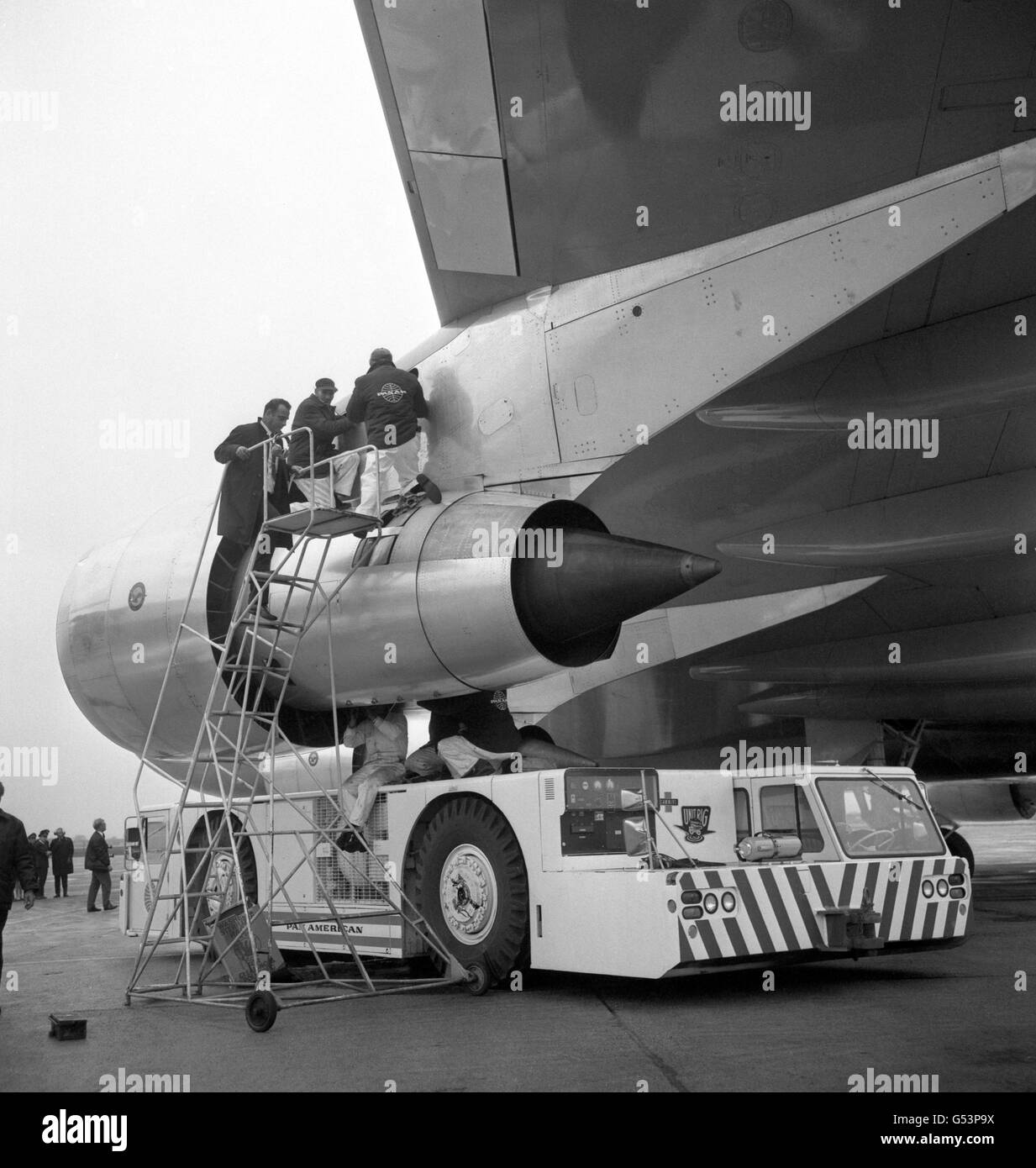 Die Ingenieure arbeiten am Motor Nr. 1 des neuen Jumbo-Jets von Panamerican Airways in Heathrow. Stockfoto