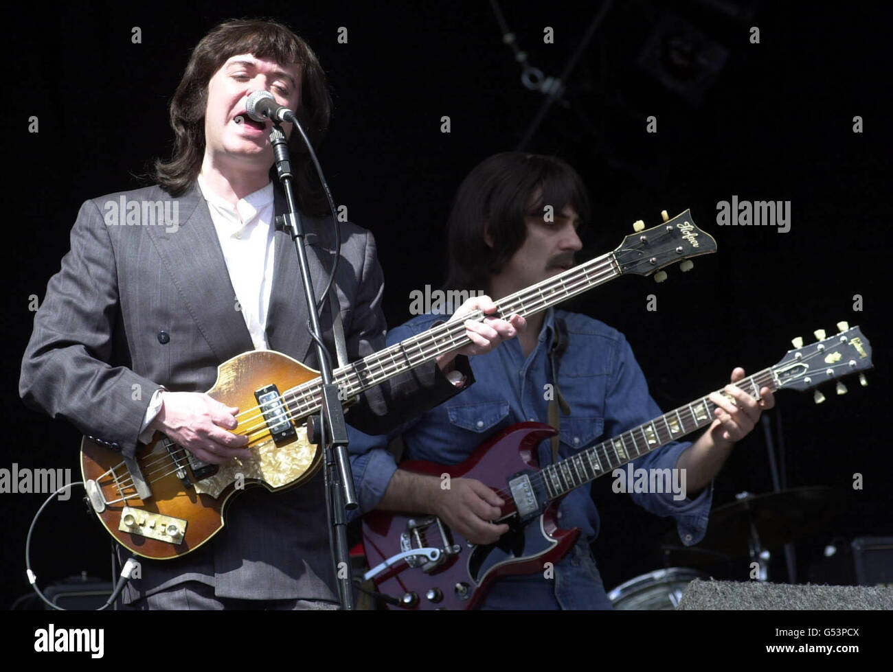 Pop-Imitatoren die Bootleg Beatles beim V2000 Musikfestival in Chelmsford, Essex. Die Veranstaltung findet an zwei Standorten statt, wobei die gesamte Rechnung abwechselnd zwischen Hylands Park in Chelmsford und Weston Park, Mitarbeitern, stattfindet. Stockfoto