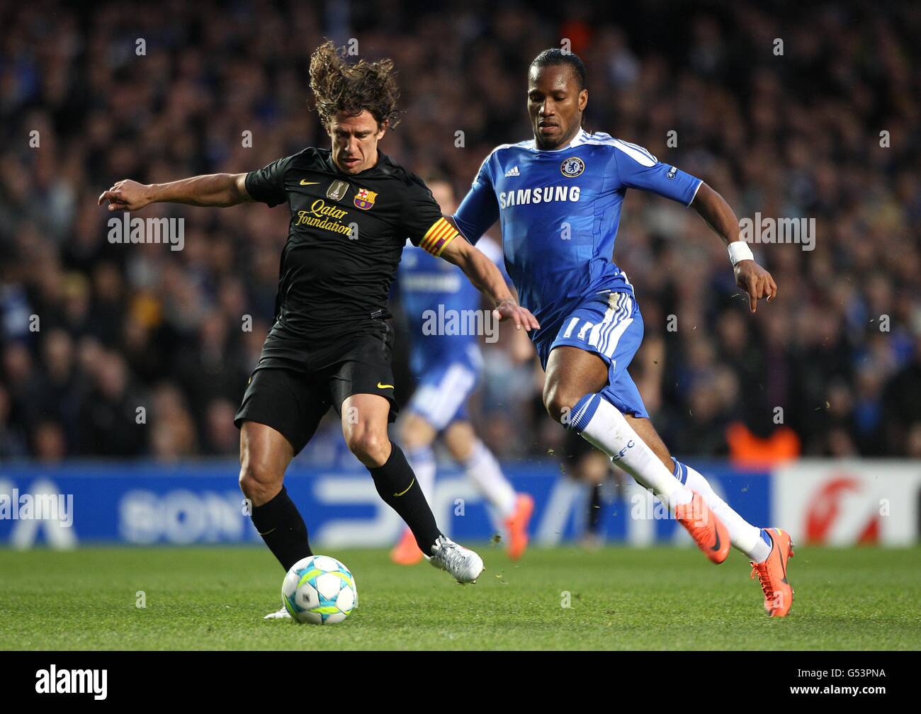 Fußball - UEFA Champions League - Halbfinale - Erstes Bein - Chelsea gegen Barcelona - Stamford Bridge. Carles Puyol von Barcelona (links) schneidet einen Pass für Chelsea's Didier Drogba (rechts) Stockfoto