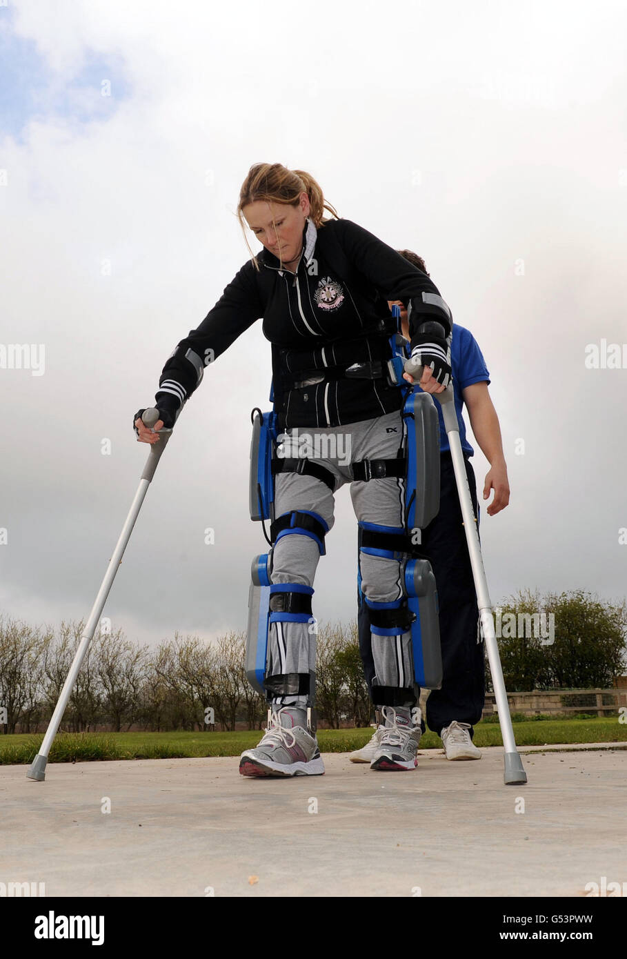 Claire Lomas trainiert für den London Marathon in einem bionischen ReWalk Anzug mit Physiotherapeut Matt White in Lanes bei Hull. Stockfoto