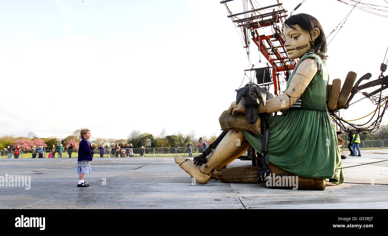 Emmy-Lou Hussin, 5 Jahre alt, betrachtet den Little Girl Giant, eine riesige Marionette, die von den Experten Royal De Luxe (RDL) im Rahmen von Sea Odyssey, einer Liebesgeschichte rund um den Untergang der Titanic, im Stanley Park Liverpool erstellt wurde. Stockfoto
