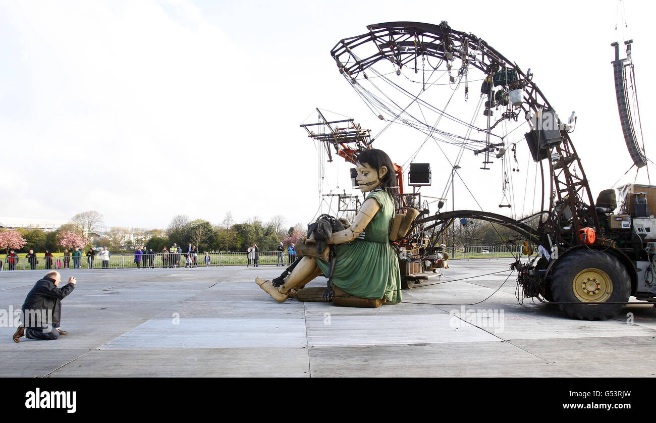 Ein Publikumsmitglied fotografiert das Little Girl Giant, eine riesige Marionette, die von den Experten Royal De Luxe (RDL) im Rahmen von Sea Odyssey, einer Liebesgeschichte rund um den Untergang der Titanic, im Stanley Park Liverpool erstellt wurde. Stockfoto