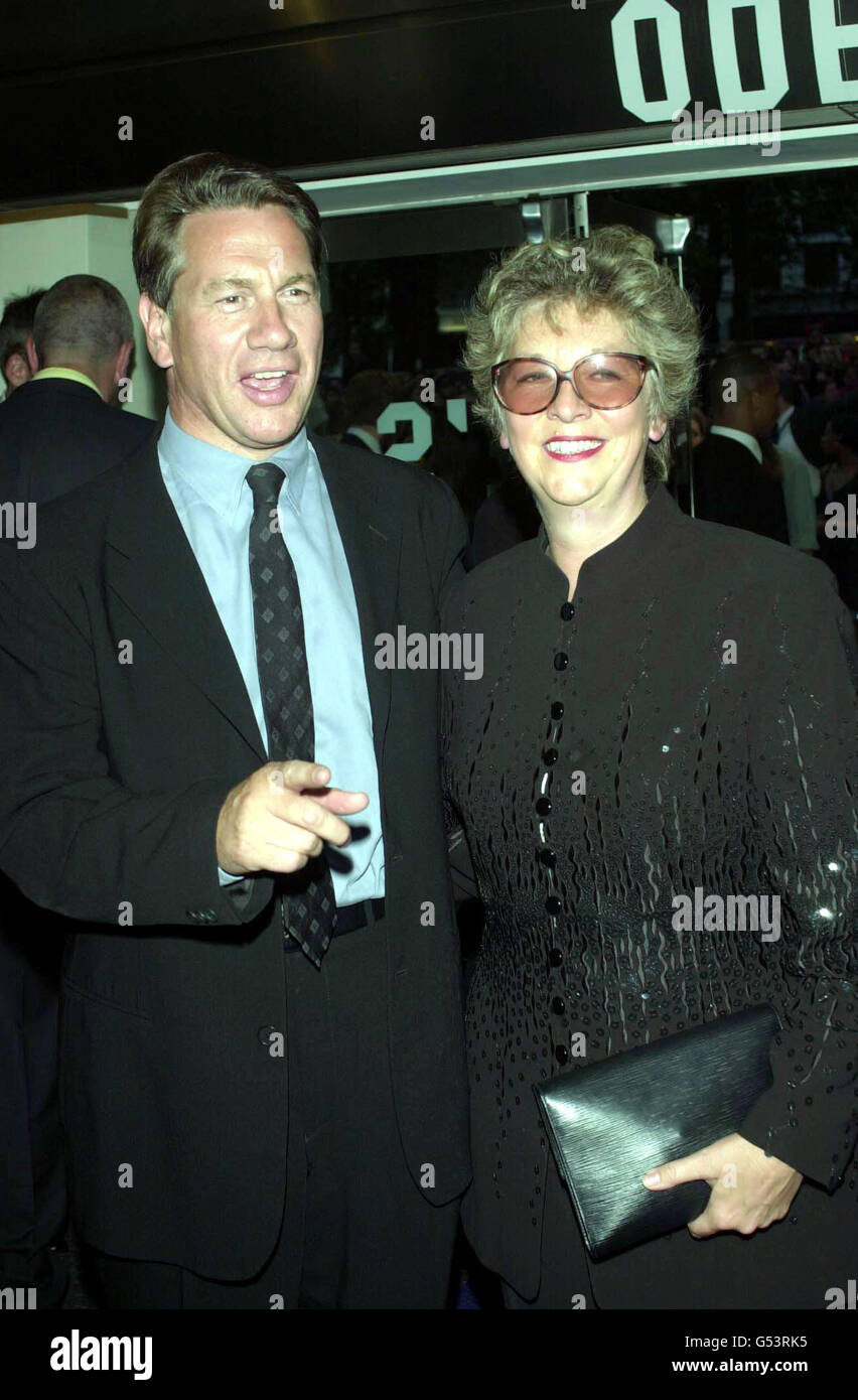 Schattenkanzler Michael Portillo und seine Frau Carolyn bei der Premiere des Films Snatch am Odeon Leicester Square in London. Stockfoto