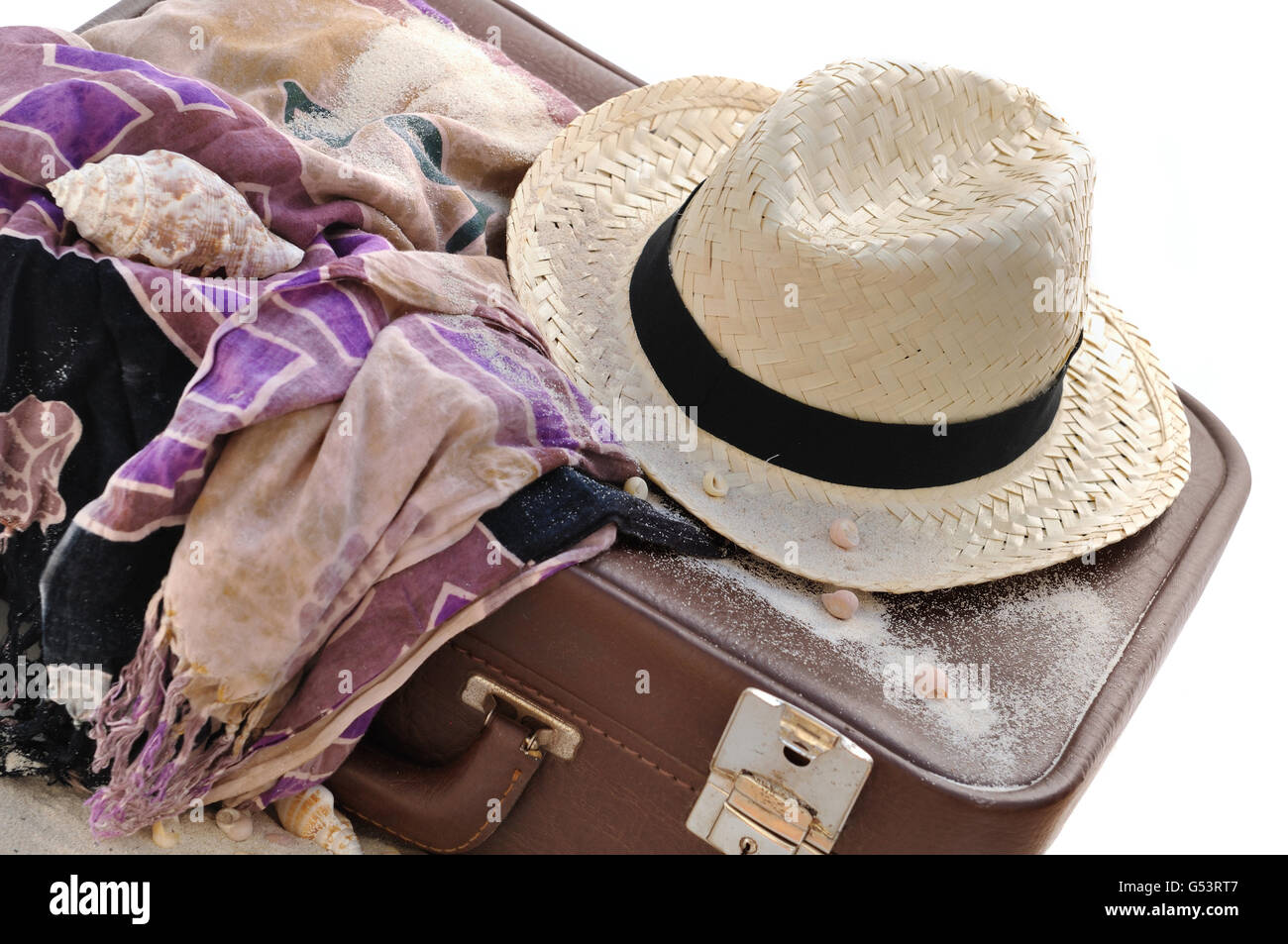 Strohhut auf einen Koffer mit Sarong isoliert auf weißem Hintergrund Stockfoto