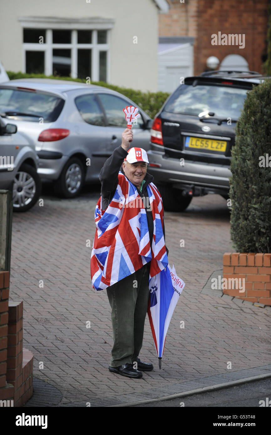 Ein Zuschauer mit Union-Jack-Erinnerungsstücken beobachtet die Generalprobe für den Olympischen Fackellauf 2012 in London. Stockfoto