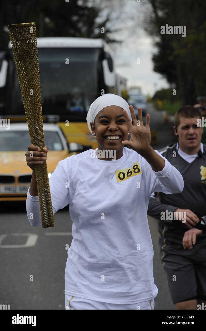 Raina Omar (068) trägt die Fackel während der Generalprobe für den Olympischen Fackellauf in London 2012 durch Langham. Stockfoto