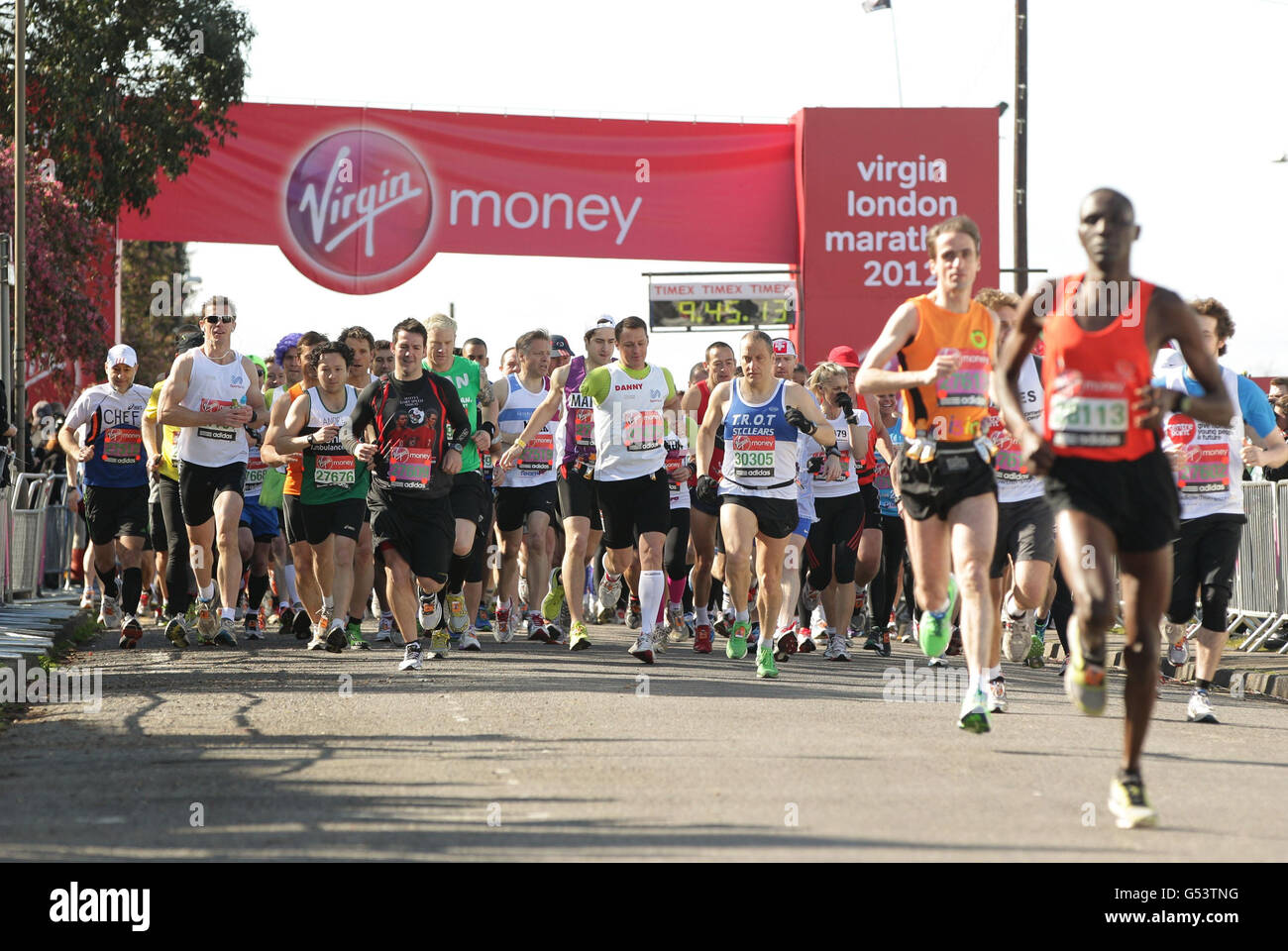 Die Teilnehmer starten den 32. Virgin London Marathon in London. Stockfoto