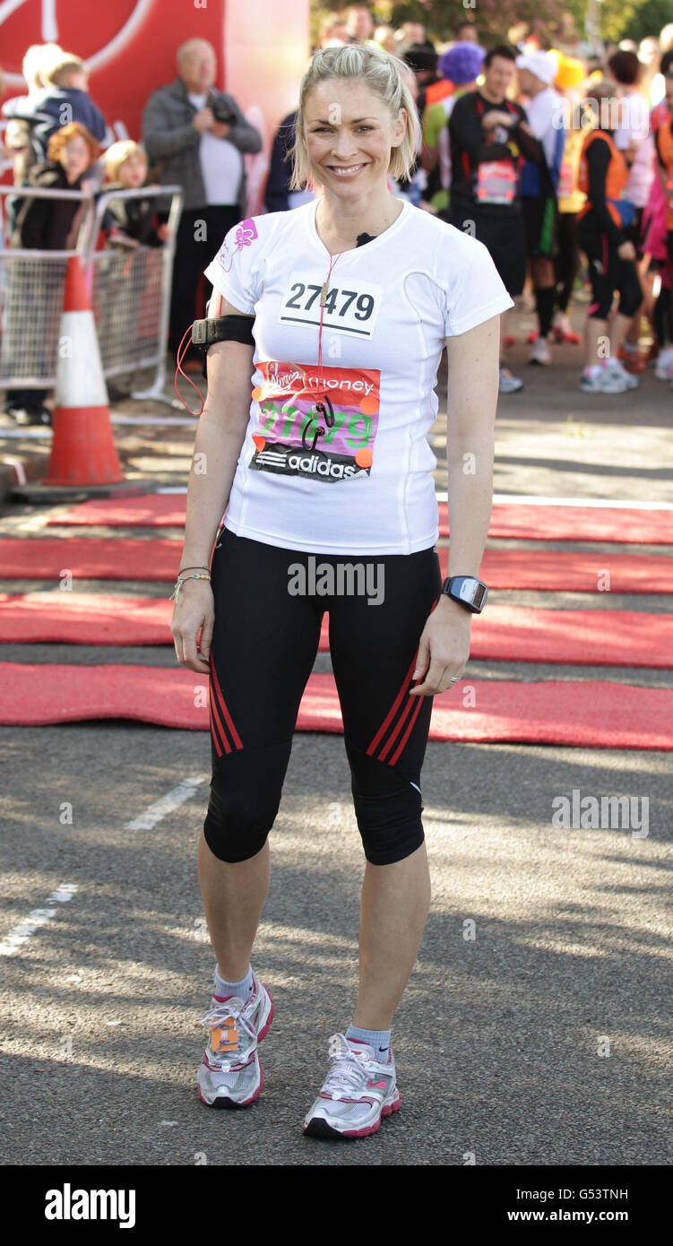 Leichtathletik - 32. Virgin London Marathon. Jenni Falconer beim Start des 32. Virgin London Marathon in London. Stockfoto