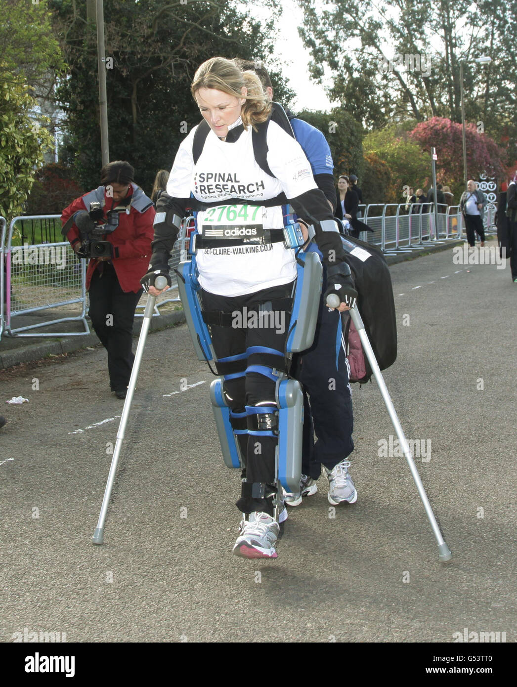 Claire Lomas, 32 Jahre alt, aus Melton in Leicestershire, versucht, den Virgin London Marathon in ihrem "ReWalk"-Anzug zu absolvieren, nachdem sie während des 32. Virgin London Marathon in London von der Brust nach unten gelähmt wurde, nachdem sie 2007 bei einem Reitunfall gelähmt war. Stockfoto