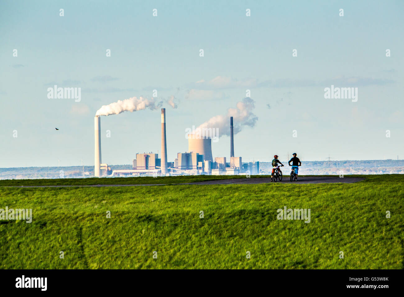 Mountainbiker auf Halde Norddeutschland, ein Verderben Tipp, hinter der STEAG Kohle Pflanzen Dinslaken, Deutschland Stockfoto