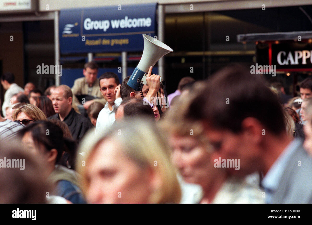 Die Leute warten am Waterloo International Terminal in London, als die Kanaldienste unterbrochen wurden, nachdem zwei separate Gruppen von Gästen aus Frankreich aus Güterzügen in Kent ankamen. * ein Mann aus Bangladesch, der im Krankenhaus auf der Intensivstation war und schwere Kopfverletzungen erlitt, und zwei Männer erlitten gebrochene Gliedmaßen, als die Gruppen illegaler Einwanderer heute Morgen aus den Zügen am Terminal in Folkestone sprangen. Eurostar Passagierdienste nach Paris und Brüssel wurden um mehrere Stunden verzögert - betroffen England Fußballfans auf dem Weg in die französische Hauptstadt für die Freundschaften gegen die Welt und Stockfoto