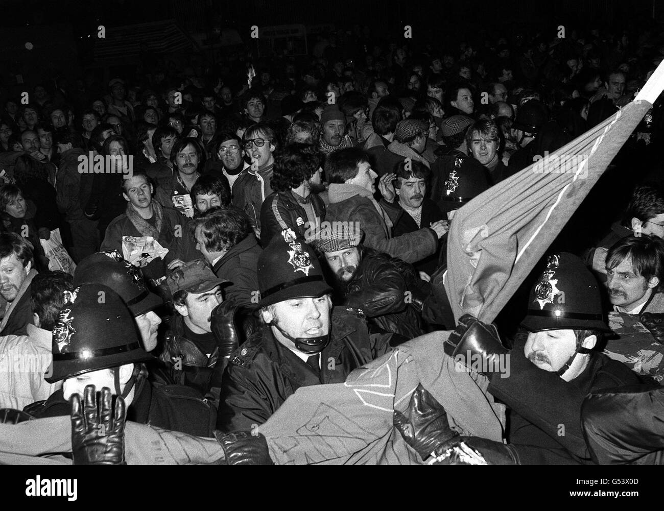 Die Polizei trifft bei Unruhen außerhalb der Druckwerke der Nachrichtengruppe Messenger in Warrington, Cheshire, mit bannerwinkenden Demonstranten zusammen. Stockfoto