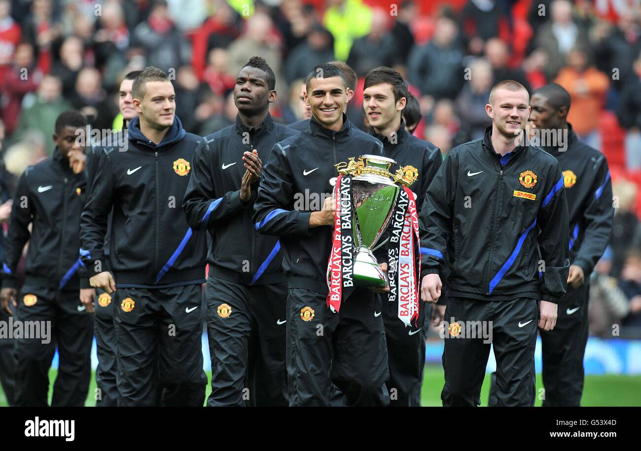 Fußball - Barclays Premier League - Manchester United / Everton - Old Trafford. Die Spieler des Reserveteams von Manchester United feiern den Sieg des Barclays Reserve Premier League North Titels Stockfoto