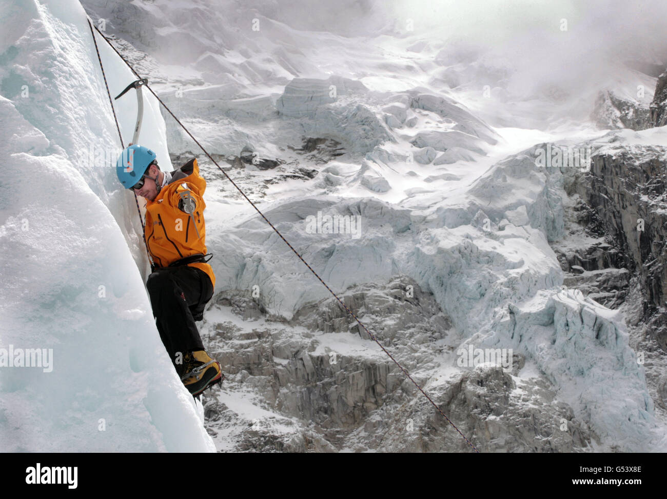 Privat Jaco van Gass, 25, aus Middleburg, Südafrika, einer der mit dem verwundeten Team unterwegs, trainiert auf dem Eis knapp über dem Basislager des Teams in Nepal zum Everest. Stockfoto