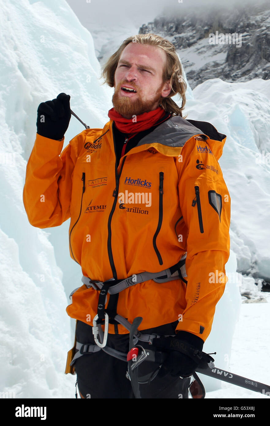 Privatperson Karl Hinet, 25, aus Tipton, West Midlands, einer der mit dem verwundeten Team wanderten, der zum Everest auf dem Eis knapp über dem Basislager des Teams in Nepal trainiert. Stockfoto