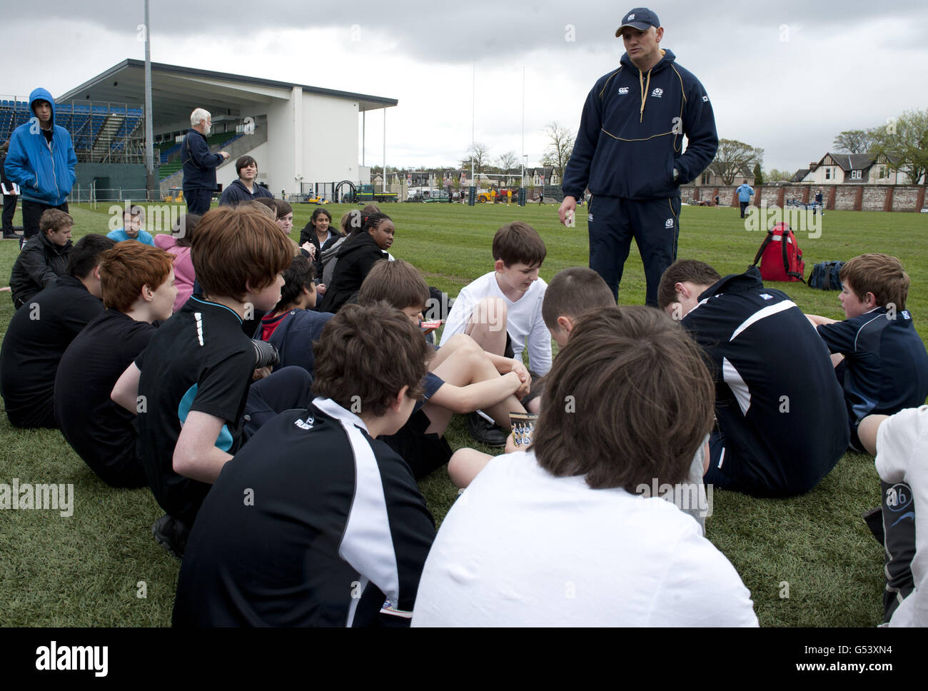 Graham Shiel, Head Coach von Scotland 7, während einer Frage- und Antwortsitzung mit der Shawlands Academy, der Eastbank Academy und der St. Andrew's Secondary School während einer Trainingseinheit im Scotstoun Stadium, Glasgow. Stockfoto