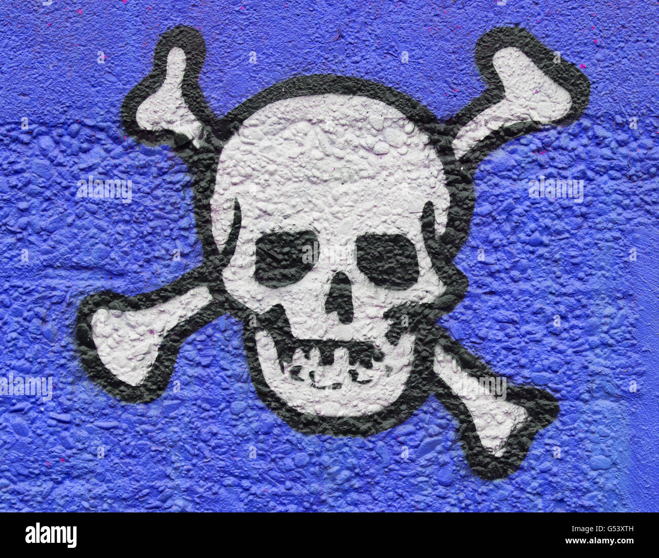 Einfache schwarze einen weißen Totenkopf auf einer blauen Wand Stockfoto