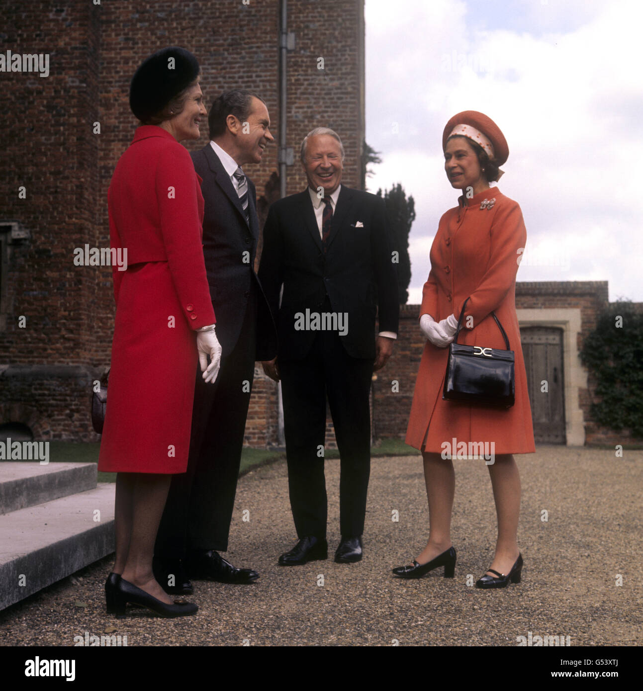 Königin Elizabeth II. Mit Premierminister Edward Heath und dem amerikanischen Präsidenten Richard Nixon und seiner Frau Pat Nixon in Chequers, der offiziellen Landresidenz des Premierministers in Buckinghamshire. Stockfoto