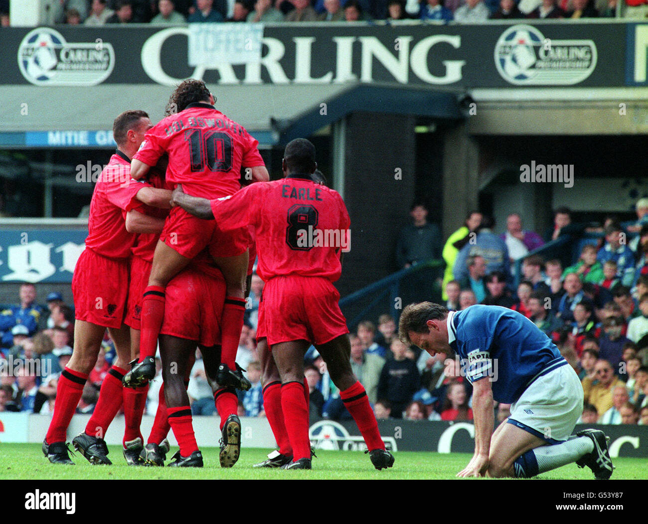 Everton-Kapitän Dave Watson (R) fällt auf die Knie, als seine Mannschaft während des Fußballspiels der FA Premiership im Goodison Park in Liverpool hinter 2-0 in Wimbledon zurückfällt. Stockfoto