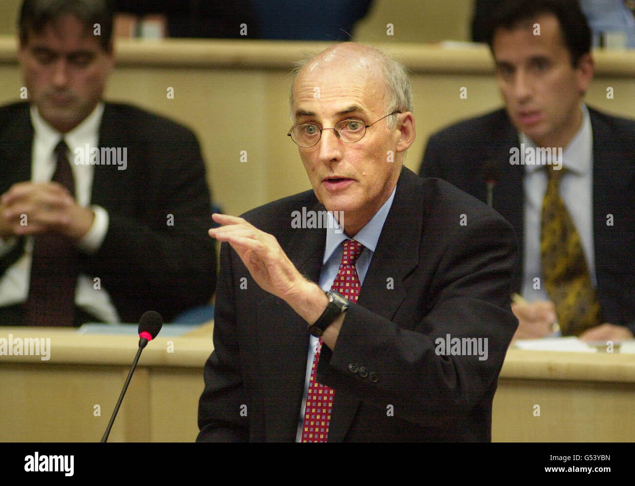 Der schottische Bildungsminister Sam Galbraith gibt am ersten Tag der schottischen Parlimentary Session in Edinburgh seine Erklärung zur unabhängigen Untersuchung von Problemen mit den jüngsten Prüfungsergebnissen ab. Stockfoto