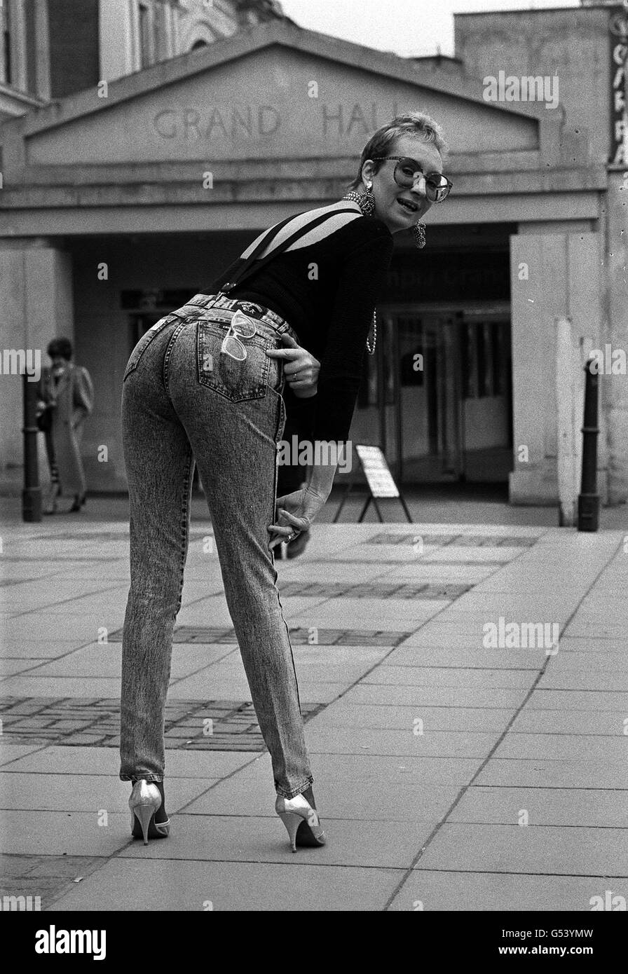HECK OF THE YEAR 1988: Die Schauspielerin Su Pollard zeigt ihre freche Seite, nachdem sie 1988 den Rear of the Year Award der Internationalen Männer- und Boys-Wear-Ausstellung im Londoner Olympia gewonnen hat. 23/04/2003: Gewinner des Hear of the Year Wettbewerbs: Barbara Windsor, 1976 - die es als einmalige Auszeichnung erhielt; Felicity Kendal, 1981, das erste Jahr, in dem es zu einem jährlichen Ereignis wurde; Suzi Quatro, 1982; Lulu, 1983; Elaine Paige 1984; Lynsey de Paul 1985; Anneka Rice, 1986 (im selben Jahr, in dem der Preis an den ersten männlichen Empfänger Michael Barrymore verliehen wurde); Anita Dobson, 1987; Su Pollard, 1988; Marina Stockfoto