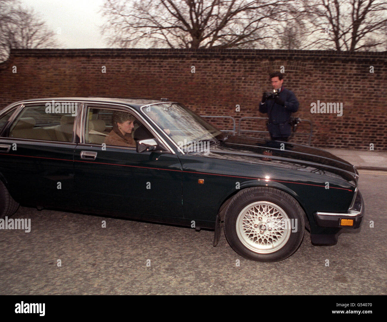 DIANA'S JAGUAR: Die Prinzessin von Wales verlässt Kensington Palace, London, in ihrem grünen Jaguar XJ6 Saloon. Die Prinzessin hat einen politischen Streit verursacht, indem sie einen Mercedes 500SL leaste, so dass sie die erste Royal ist, die ein ausländisches Auto wählt. Stockfoto