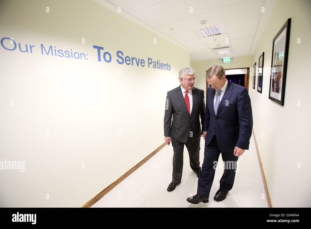 Taoiseach Enda Kenny (rechts) und Tanaiste Eamon Gilmore bei einem Besuch des Pharmaunternehmens Amgen in seinem Werk in Dun Laoghaire, wie das Unternehmen angekündigt hat, 100 Arbeitsplätze zu schaffen. DRÜCKEN SIE VERBANDSFOTO. Bilddatum: Donnerstag, 26. April 2012. Das US-Unternehmen kündigte eine Investition in Höhe von 200 Millionen Dollar (151 Millionen Euro) an, die von der Regierung über IDA Ireland unterstützt wird. Siehe PA Geschichte INDUSTRIE Jobs Irland. Der Bildnachweis sollte lauten: Julien Behal/PA Wire Stockfoto