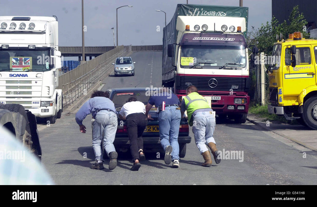 An einem der Tore an den Avonmouth Docks in der Nähe von Bristol starten die Streikposten einen lästigen Wagen. Premierminister Tony Blair hielt Notgespräche mit hochrangigen Ministern des Kabinetts in der Downing Street, London. *... da ein Großteil Großbritanniens mit der Drohung konfrontiert war, dass die Kraftstoffversorgung trocken lief. Stockfoto