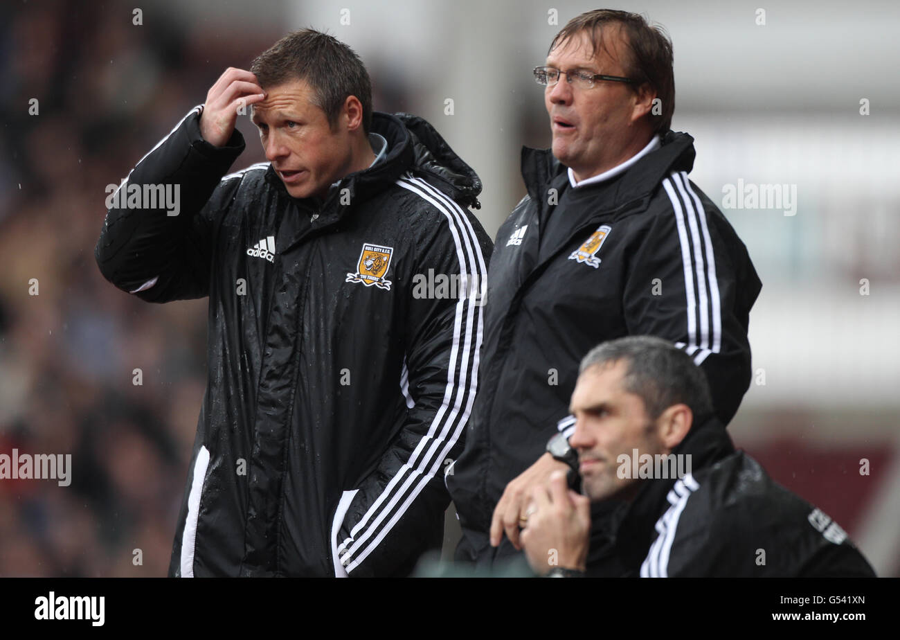 Hull City Manager Nicky Barmby beobachtet sein Team mit Steve Wigley (rechts) während des npower Football League Championship Spiels im Upton Park, London. Stockfoto