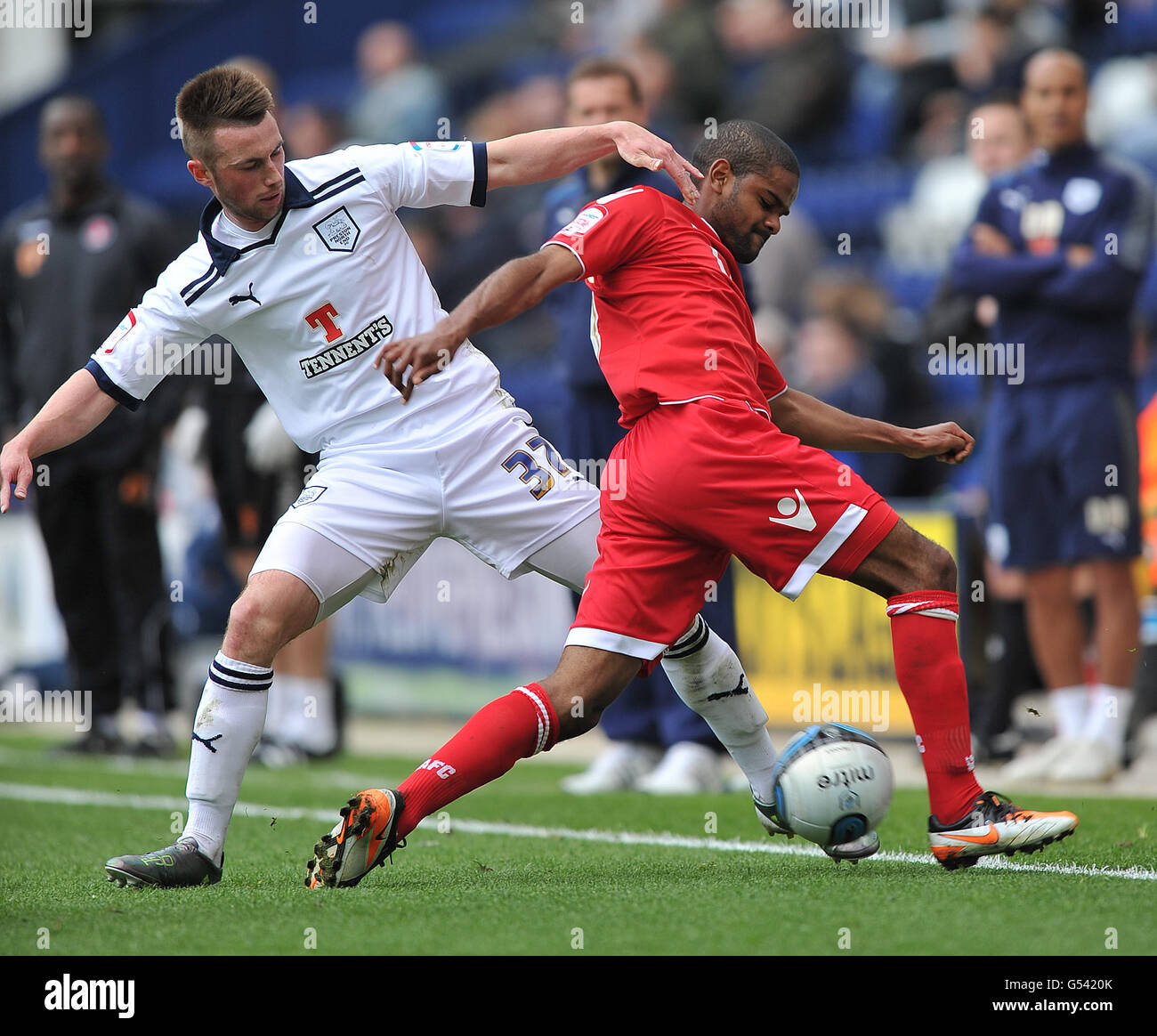 Charlton Athletic's Bradley Pritchard (rechts) und Preston North End's Chris Holroyd kämpft um den Ball Stockfoto