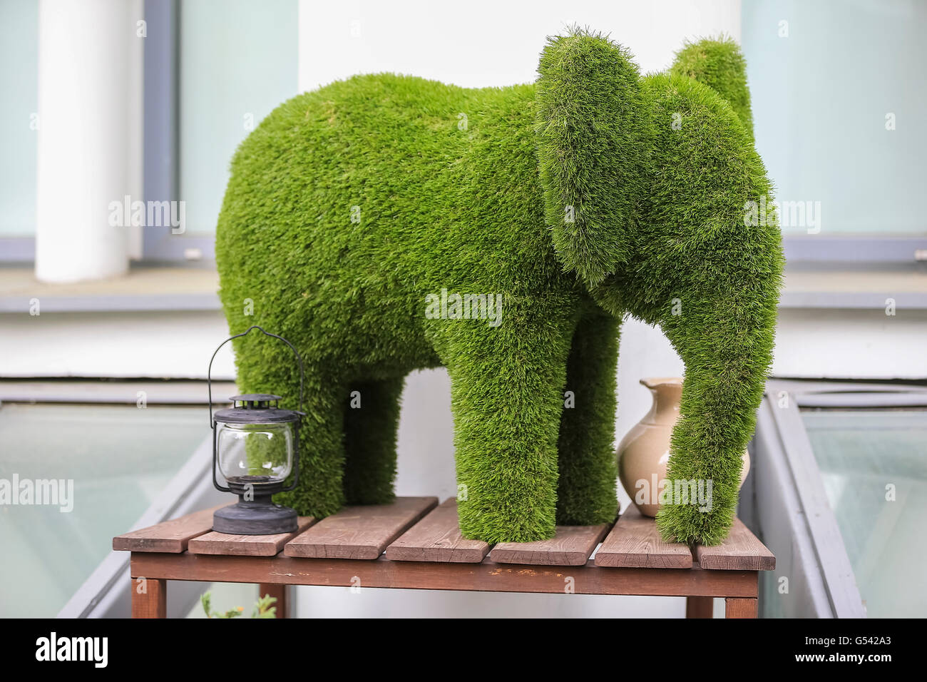 Deko-Figur von einem Elefant, grünen Kunstrasen Stockfotografie
