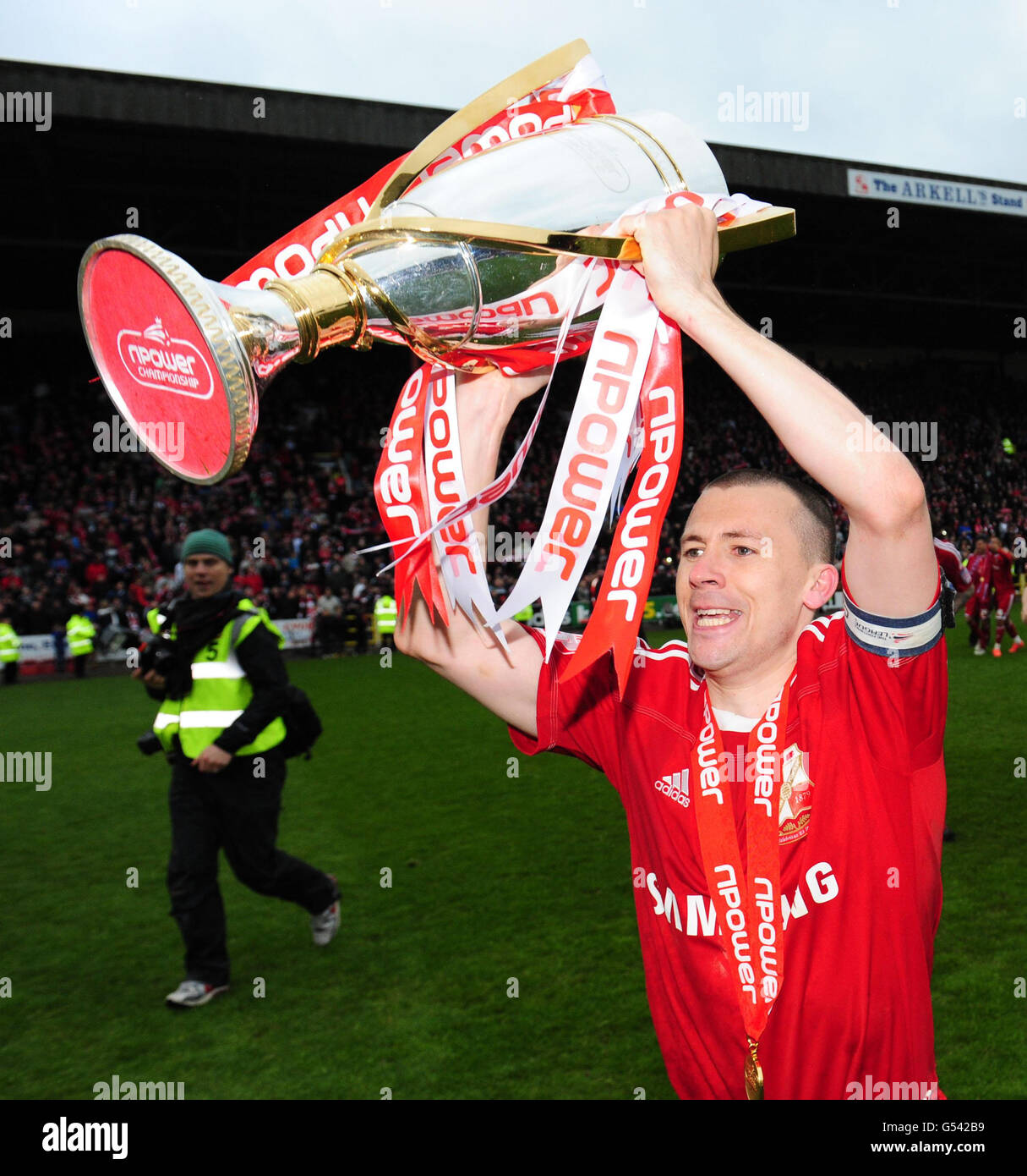 Paul Caddis von Swindon Town (links) feiert den Gewinn des League Two-Titels während des npower Football League Two-Spiels auf dem County Ground, Swindon. Stockfoto