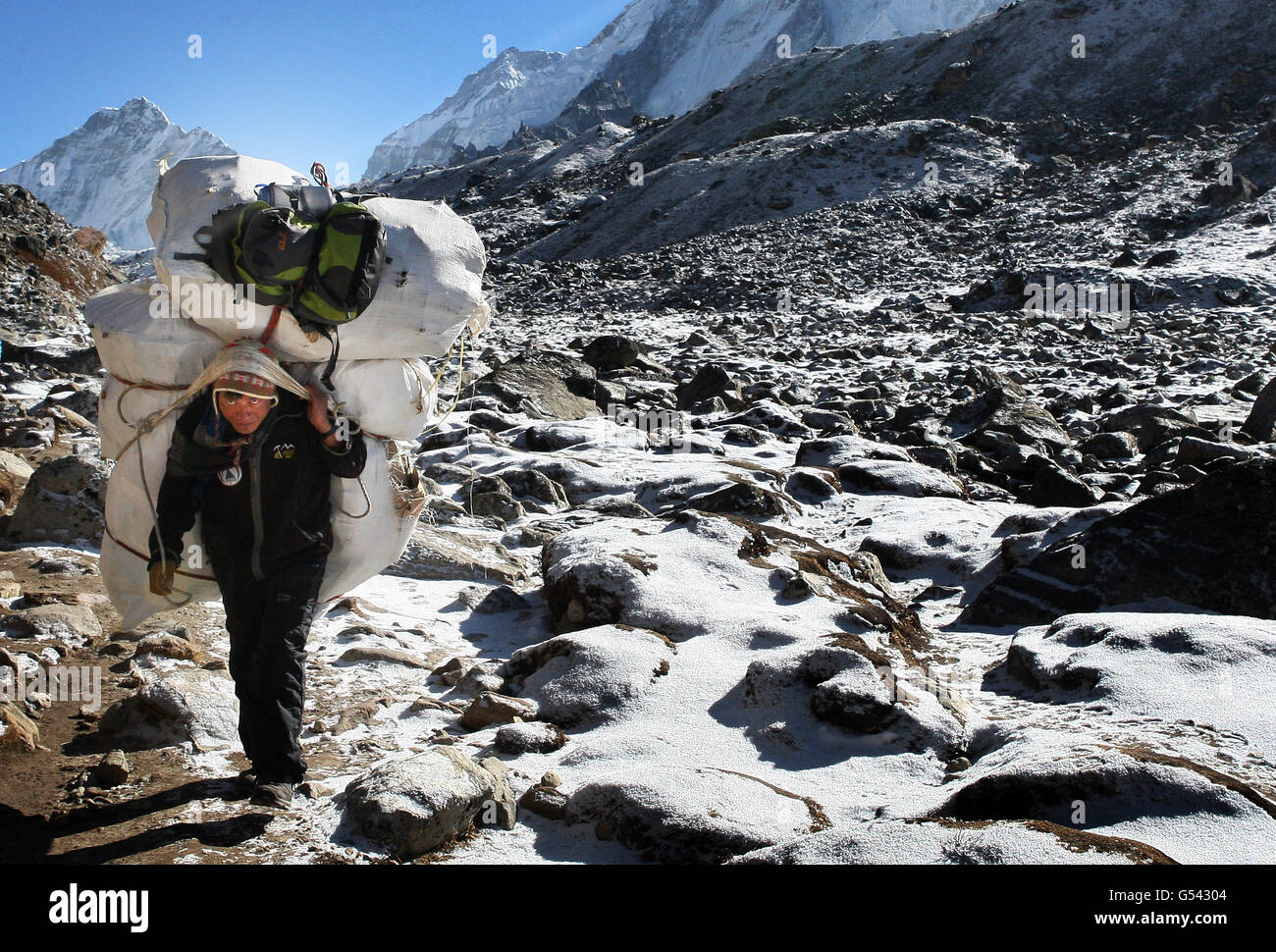 Träger transportieren Güter durch die Bergketten in der Nähe des Everest Nepal Stockfoto