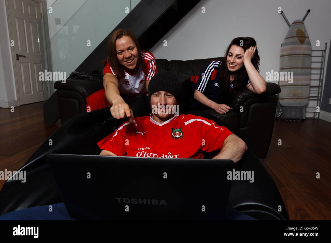 Die Briten Helen Jewell, Gareth Evans, Hannah Powell (rechts) während der Fotozelle in ihrem Zuhause in Weetwood, Leeds. Stockfoto