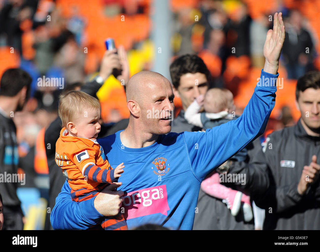 Blackpool's Stephen Crainey winkt den Fans zu, als er eine Ehrenrunde mit seinen Teamkollegen nach dem npower Championship-Spiel in der Bloomfield Road, Blackpool, macht. Stockfoto