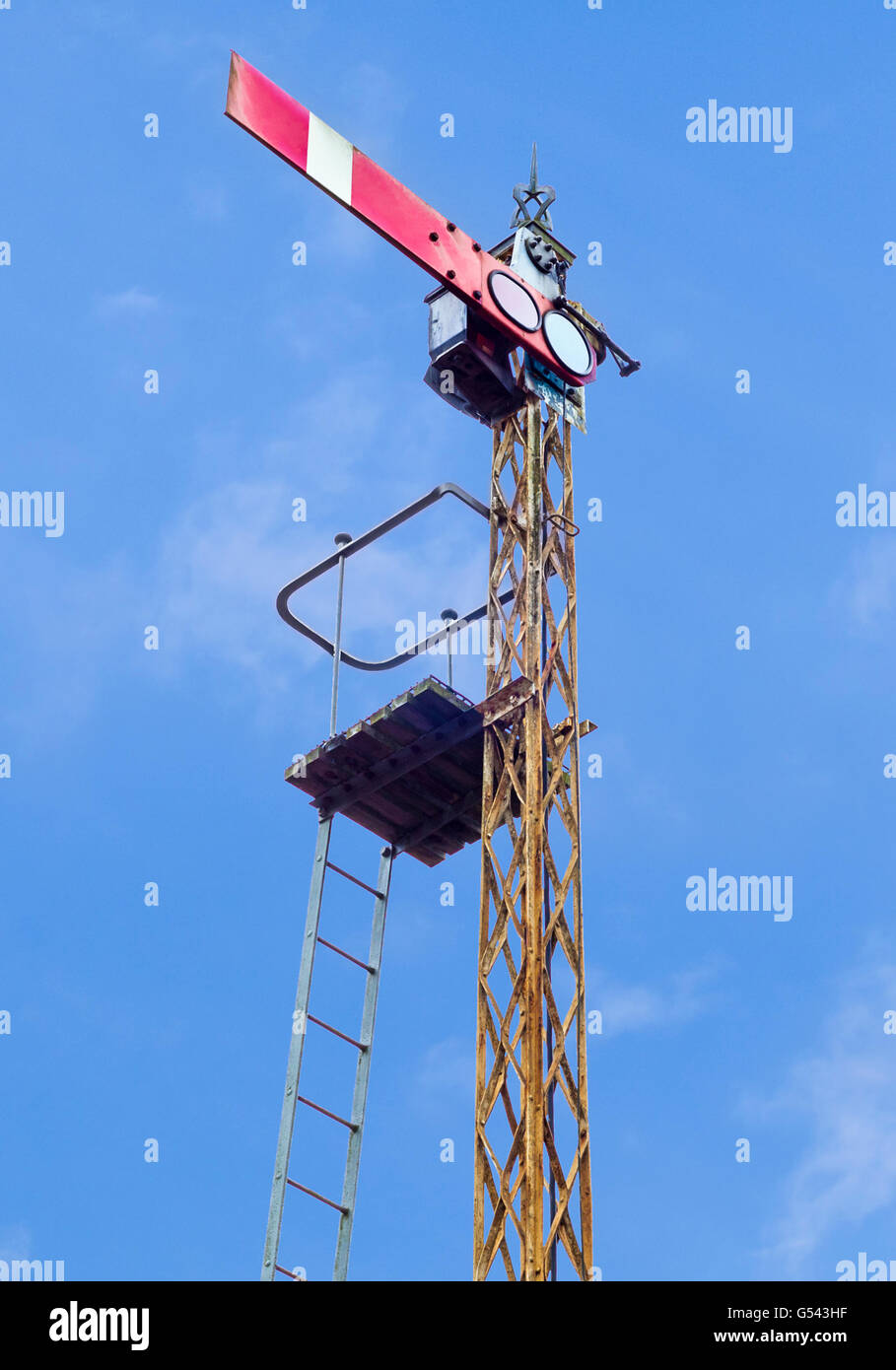 Alte Eisenbahn Formsignal in der Stopp-Position auf einer Eisenbahn in Großbritannien. Stockfoto