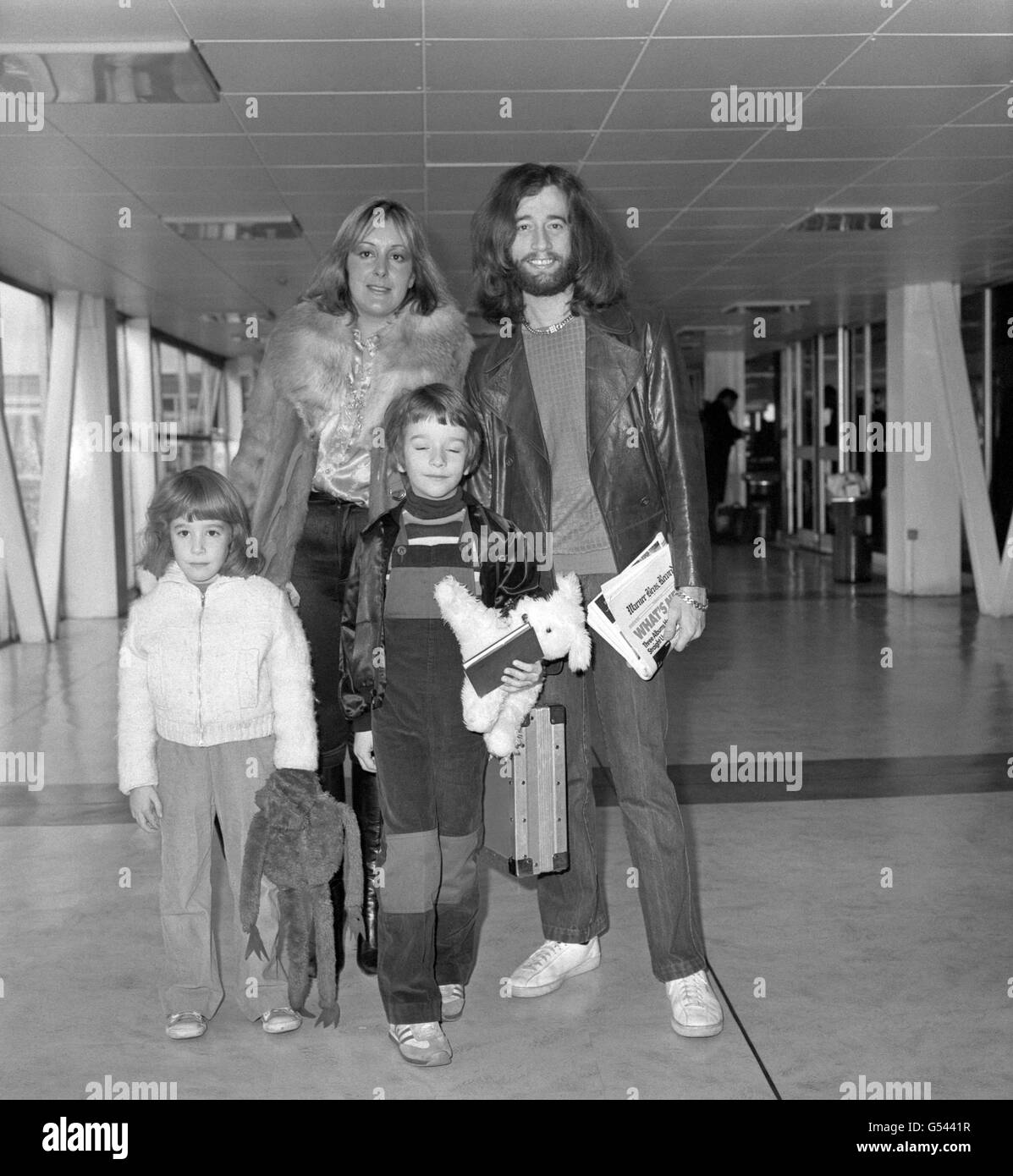 Bee Gee Robin Gibb am Londoner Flughafen Heathrow mit seiner Frau Molly und Kindern - Spencer, 7 Jahre alt, und Melissa, 5 Jahre alt - als sie nach New York aufreisten. Stockfoto