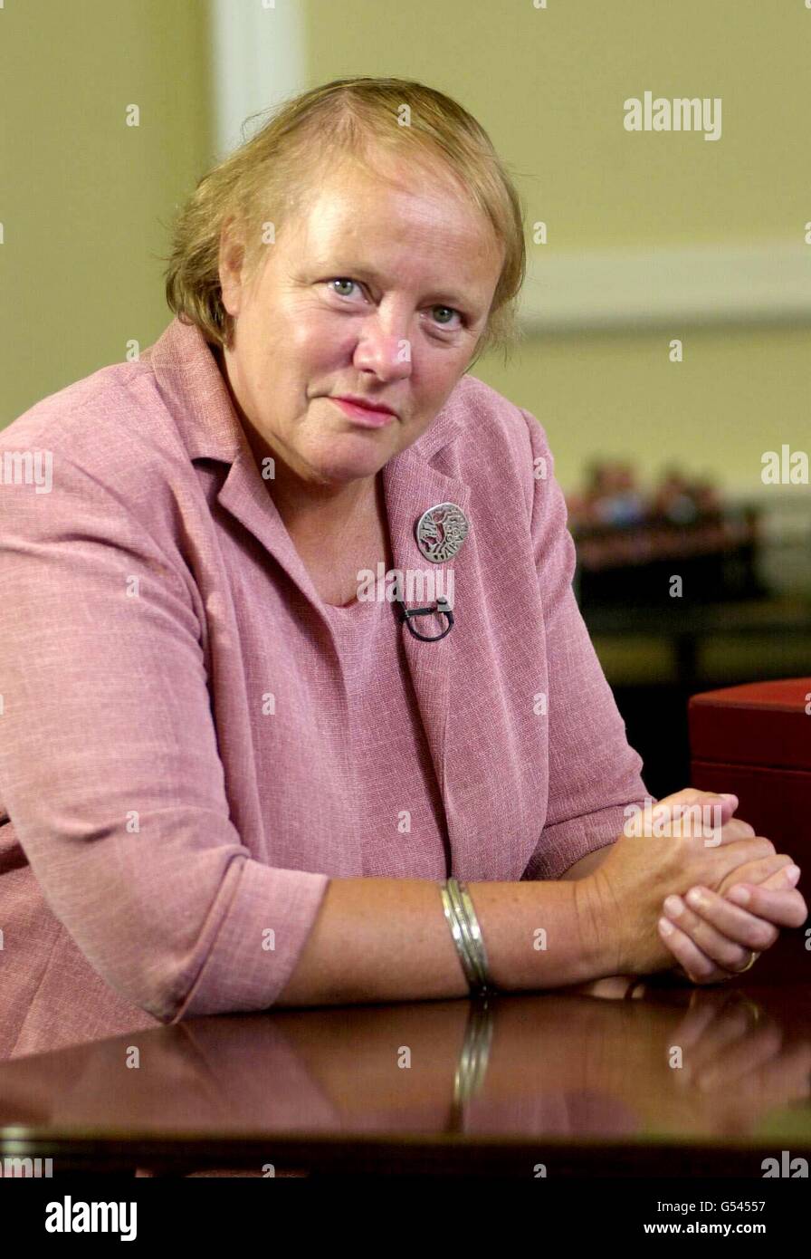 Minister Mo Mowlam im Kabinett im Zentrum von London, nachdem sie angekündigt hatte, bei den nächsten Parlamentswahlen als Abgeordnete abzutreten. * 16/12/00: Die Mitglieder der lokalen Labour-Partei stimmten für einen Kandidaten, der gegen die Räumung des Parlamentssitzes durch den auslaufenden Abgeordneten und Kabinettsminister Mo Mowlam kämpft. Sechs Kandidaten wurden auf die engere Wahl als Nachfolger des ehemaligen Sekretärs der Nordländer gesetzt, der angekündigt hatte, dass sie bei den nächsten Parlamentswahlen vom Redcar-Sitz zurücktreten werde. Stockfoto