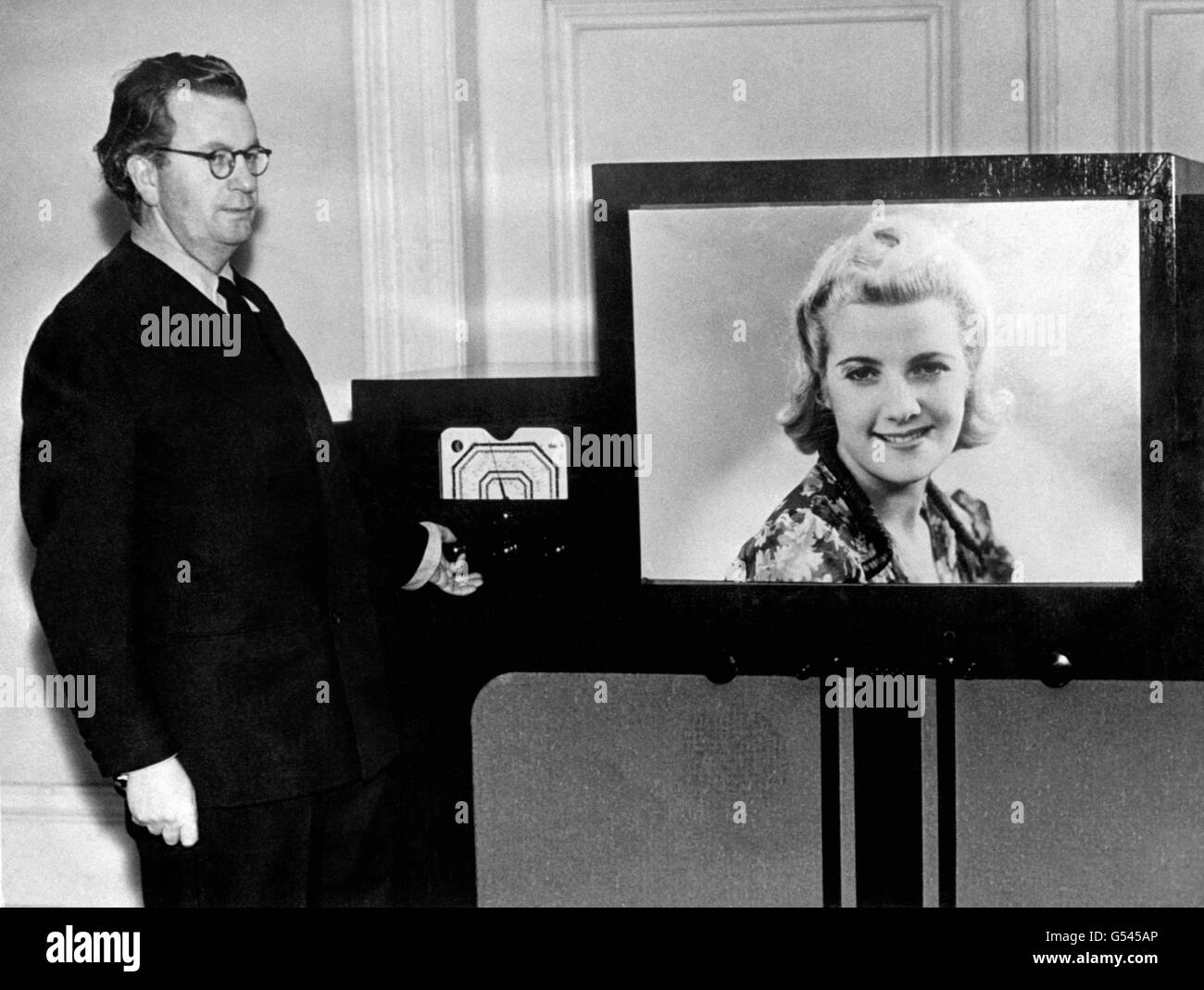 John Logie Baird, Pionier des Fernsehens, hat seine neueste Erfindung perfektioniert, um Fernsehbilder in natürlichen Farben zu zeigen. Stockfoto