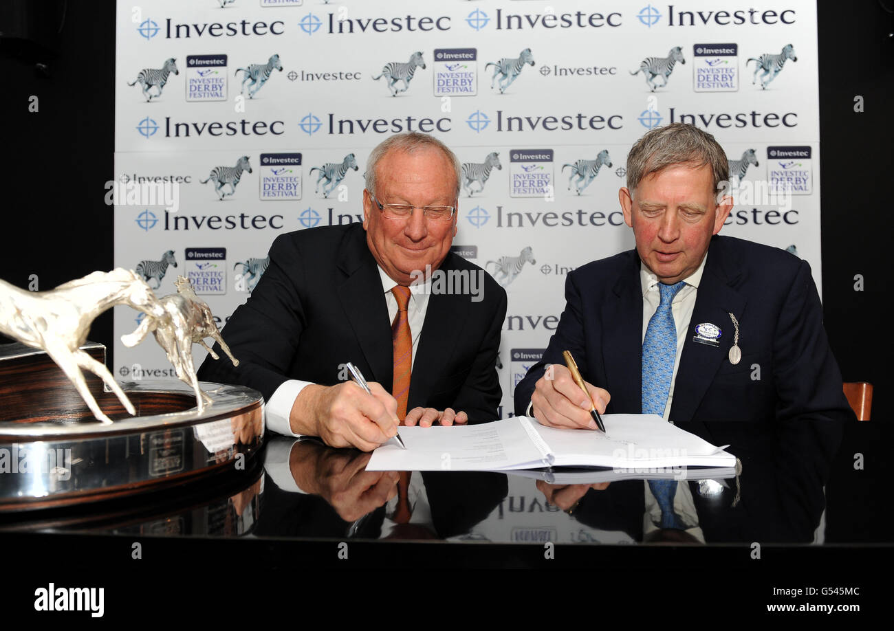 (L-R) Bernard Kantor (Investec) und Anthony Cane (Chairman der Epsom Downs Race Course) Investec & Epsom Downs Race Course kündigen einen 10-jährigen Patenschaftsvertrag an und verlängern ihr Sponsoring des Investec Spring Meeting und des Investec Derby Festivals. Stockfoto