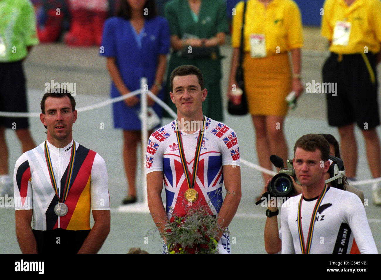 Der britische Chris Boardman (c) mit seiner Goldmedaille. (l) ist der deutsche Jens Lehmann, der die Silbermedaille gewonnen hat. (r) ist Gary Anderson aus Neuseeland, der die Bronzemedaille gewonnen hat. Stockfoto