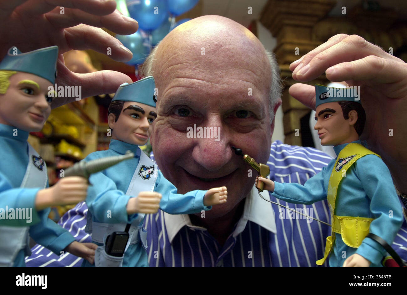 Gerry Anderson ist Schöpfer der fiktiven Figuren Thunderbirds, (links-rechts) Alan, Scott und Virgil in Hamleys Spielzeuggeschäft im Zentrum von London. Mr. Anderson lancierte die neue Spielzeugserie, die mit der neuen TV-Serie zusammenfällt. Stockfoto